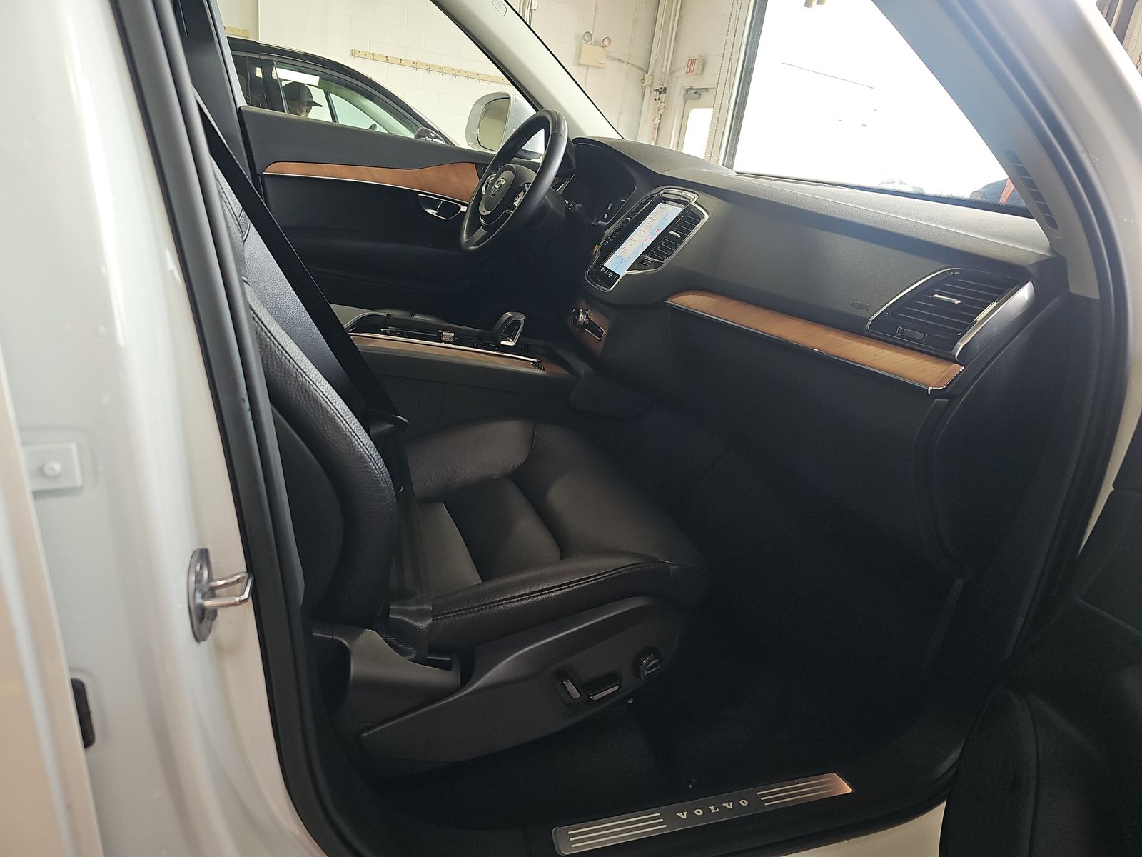 2023 Volvo XC90 B6 Plus AWD