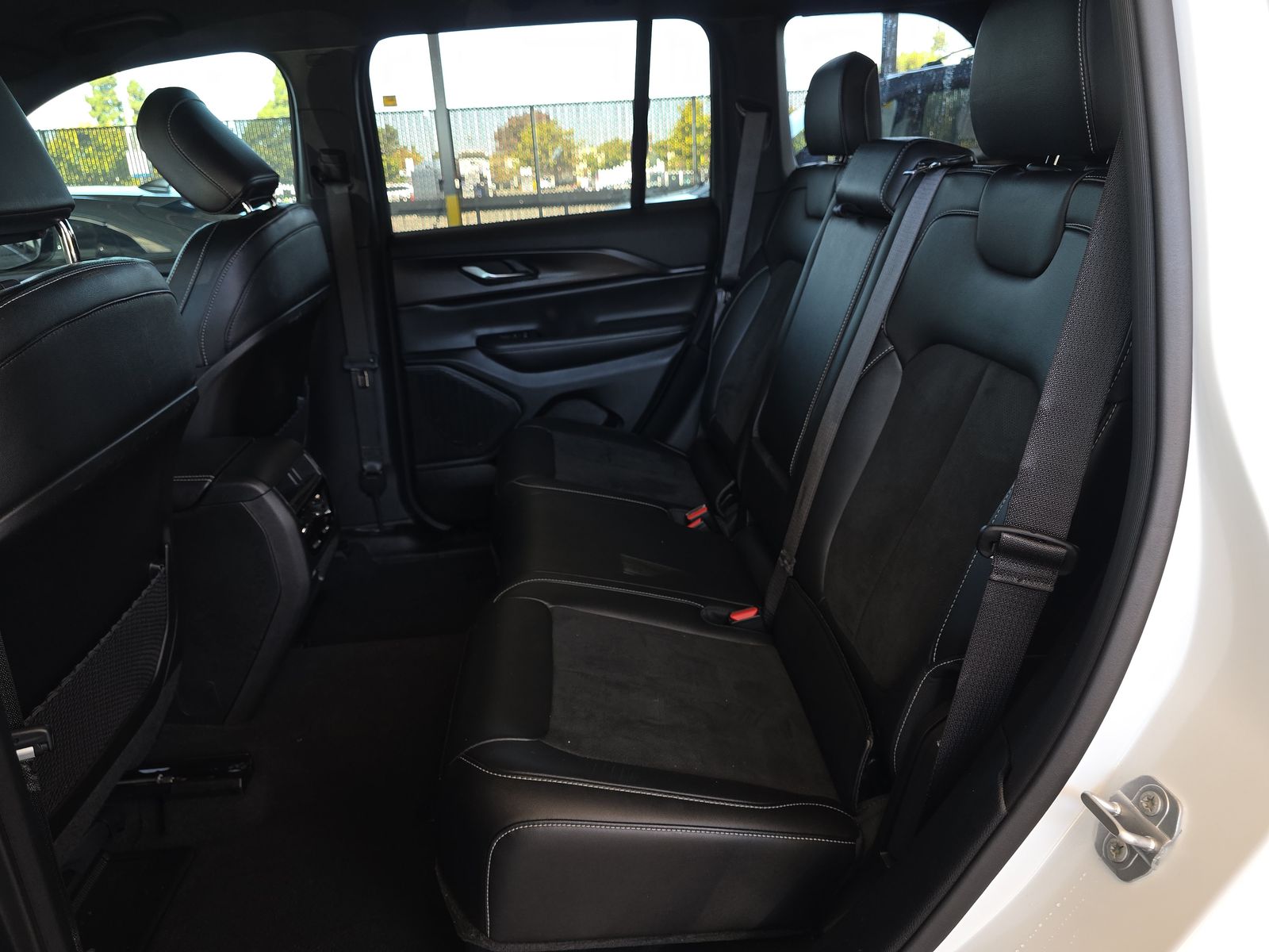 2024 Jeep Grand Cherokee Altitude AWD