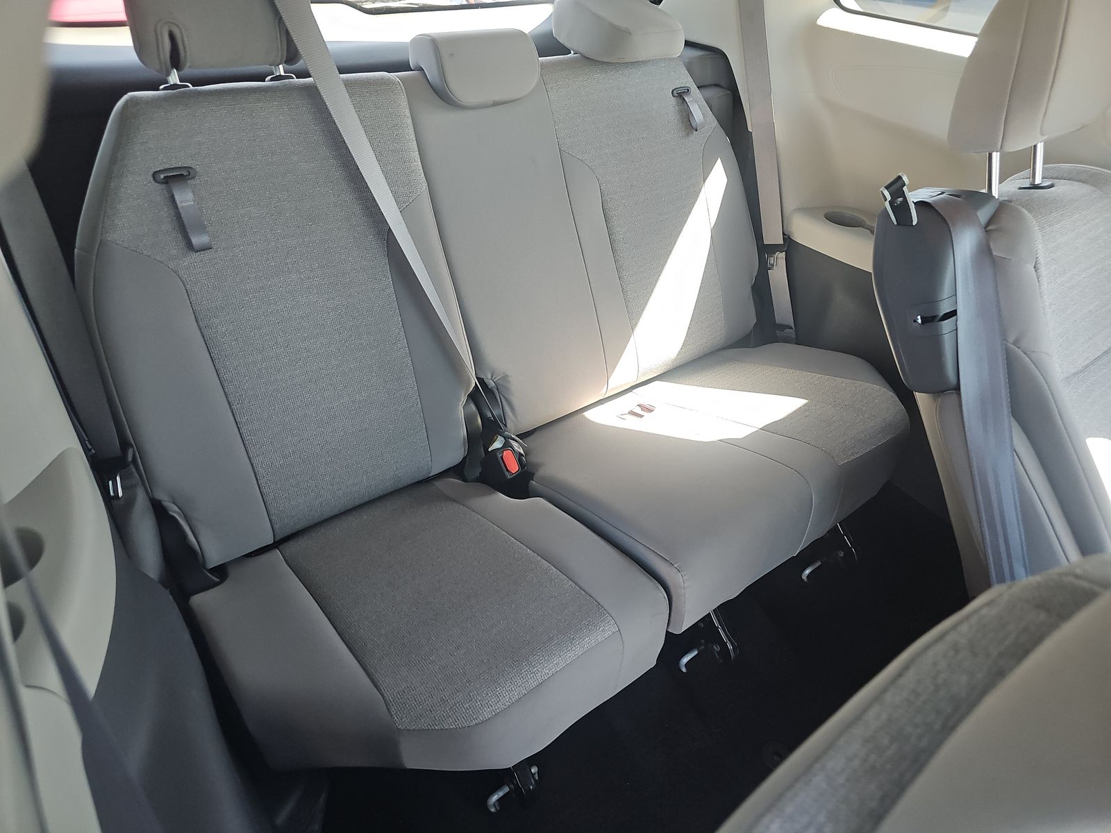 2024 Toyota Sienna LE FWD