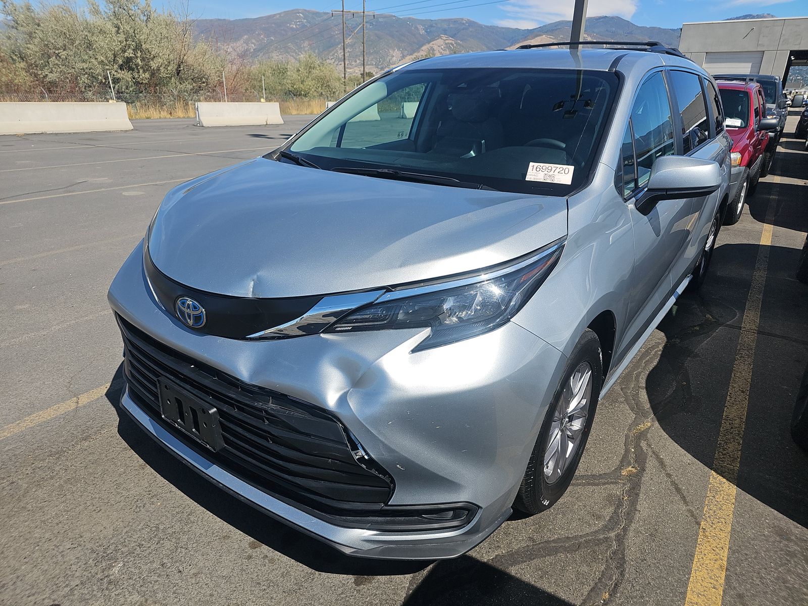 2024 Toyota Sienna LE FWD
