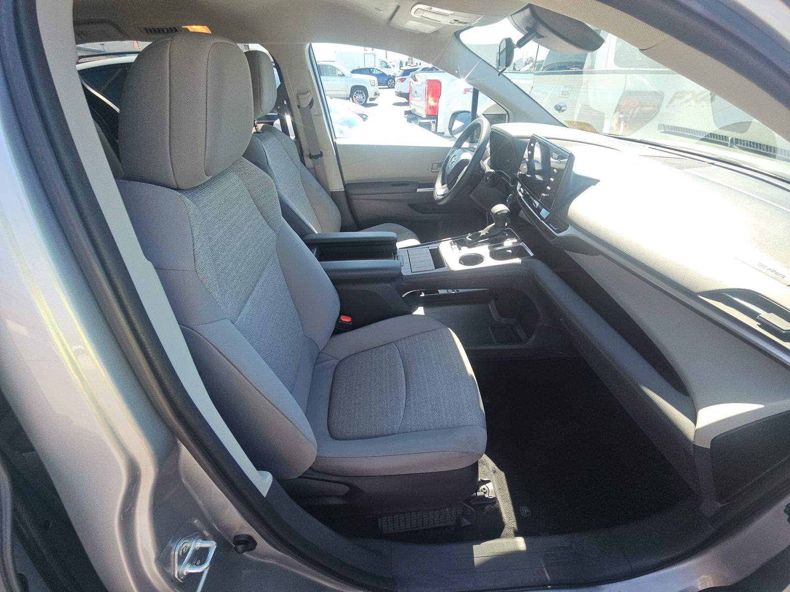 2024 Toyota Sienna LE FWD