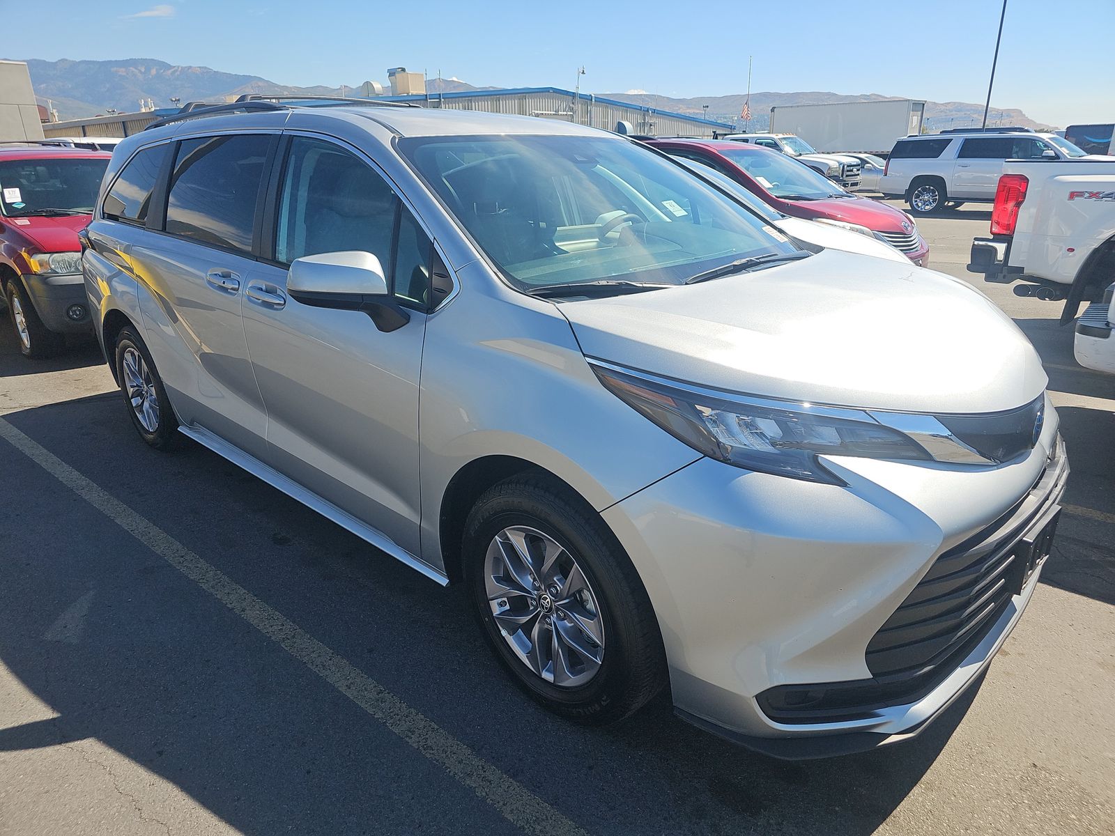 2024 Toyota Sienna LE FWD