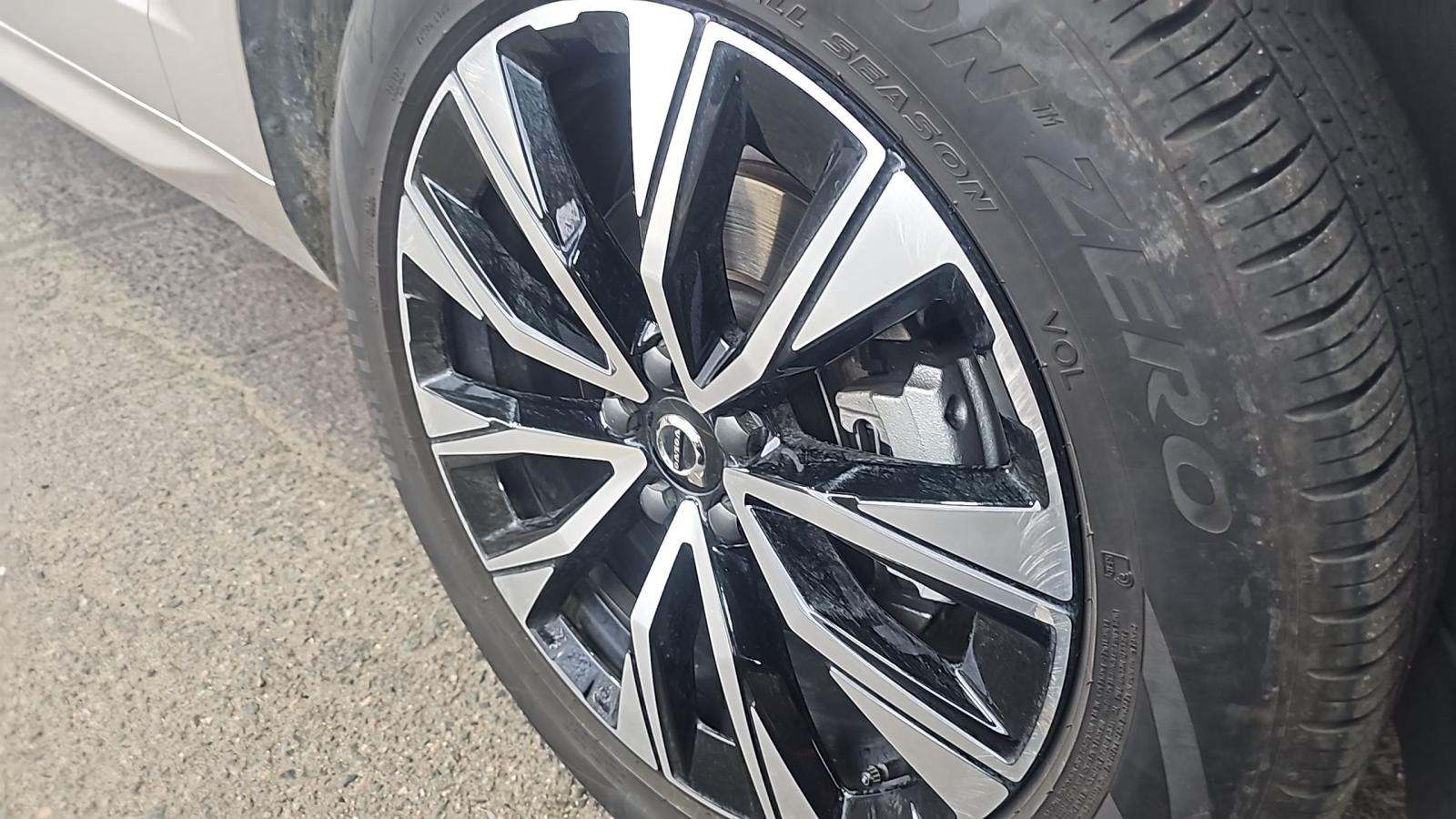 2025 Volvo XC60 B5 Plus AWD