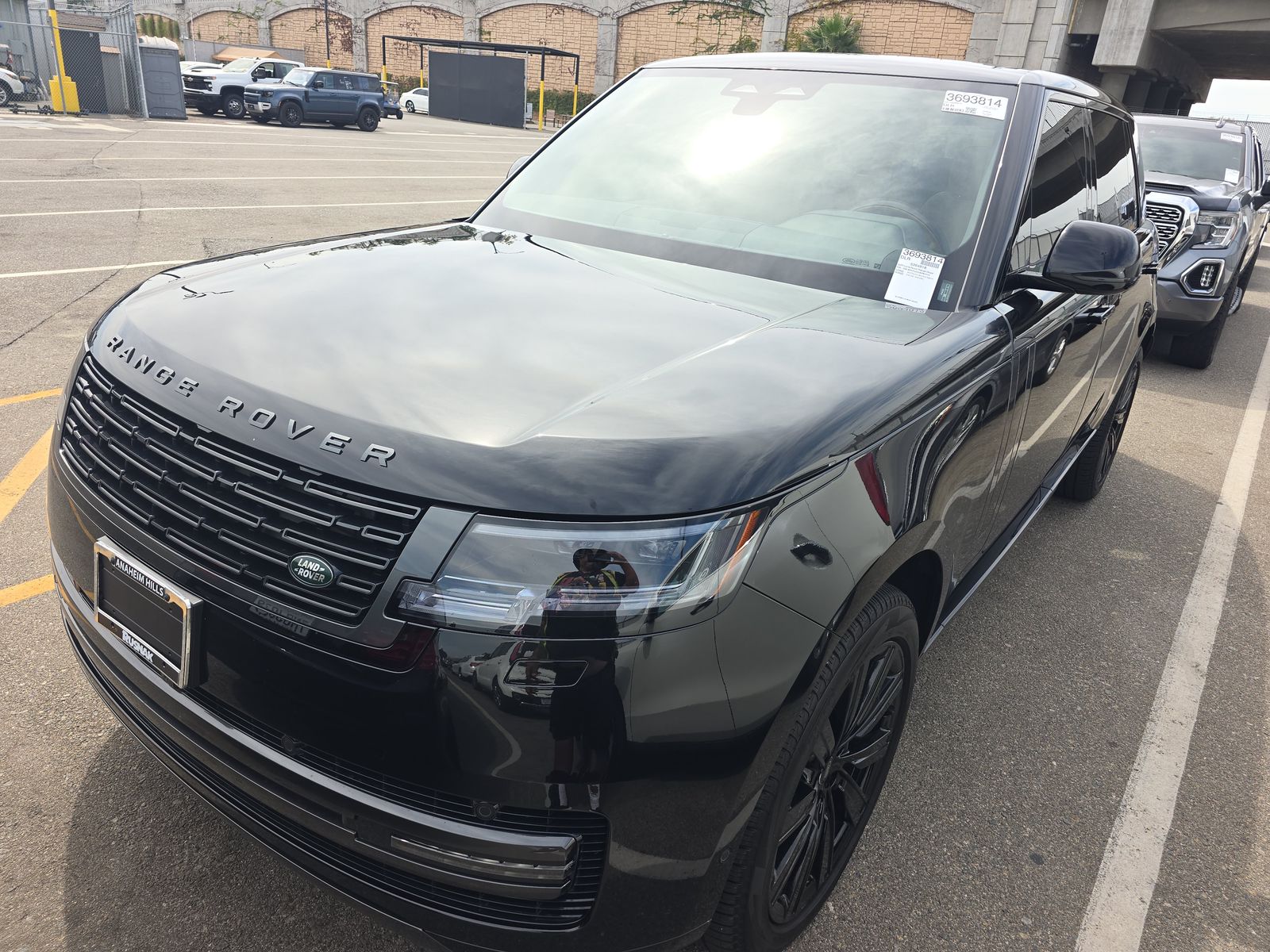 2025 Land Rover Range Rover SE LWB w/7-Passenger Seating