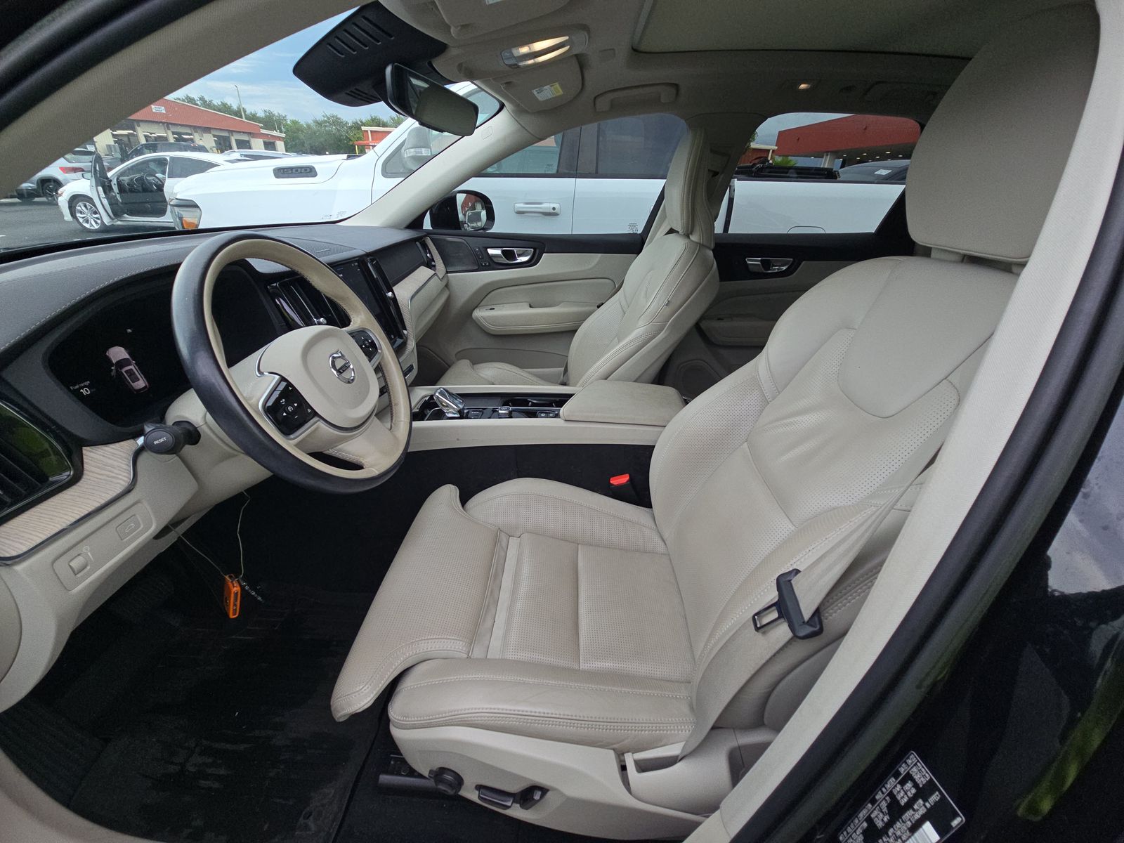 2022 Volvo XC60 B5 Inscription FWD