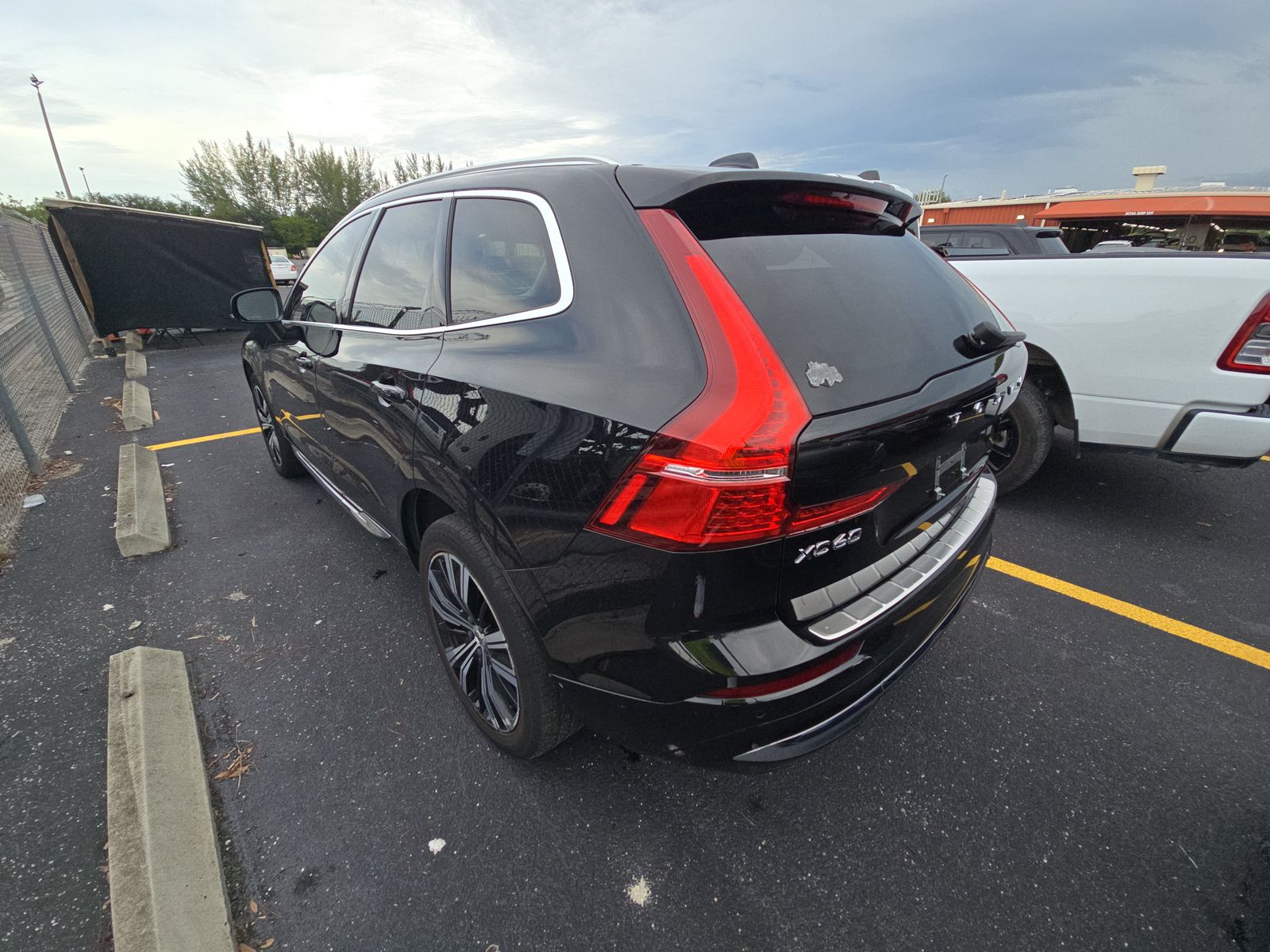 2022 Volvo XC60 B5 Inscription FWD