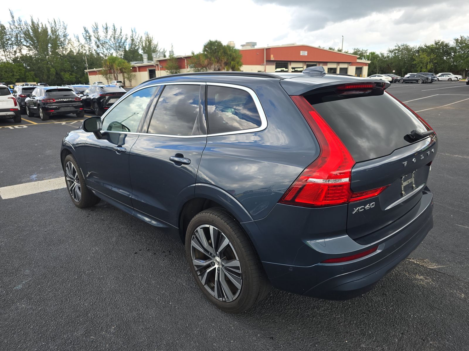 2022 Volvo XC60 B5 Momentum FWD