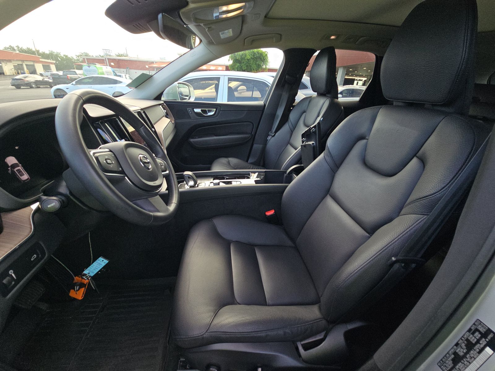 2022 Volvo XC60 B5 Momentum FWD