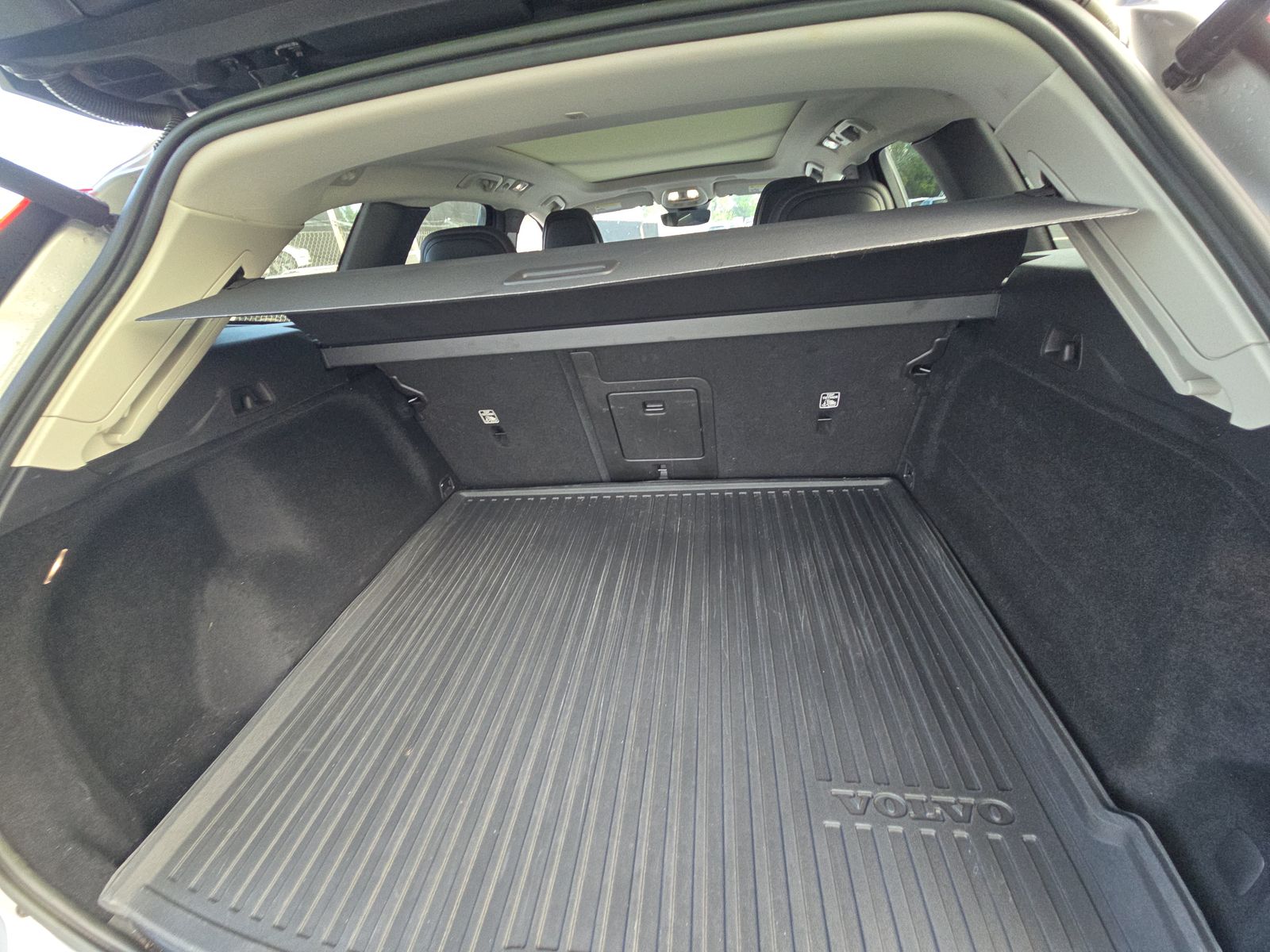 2022 Volvo XC60 B5 Momentum FWD