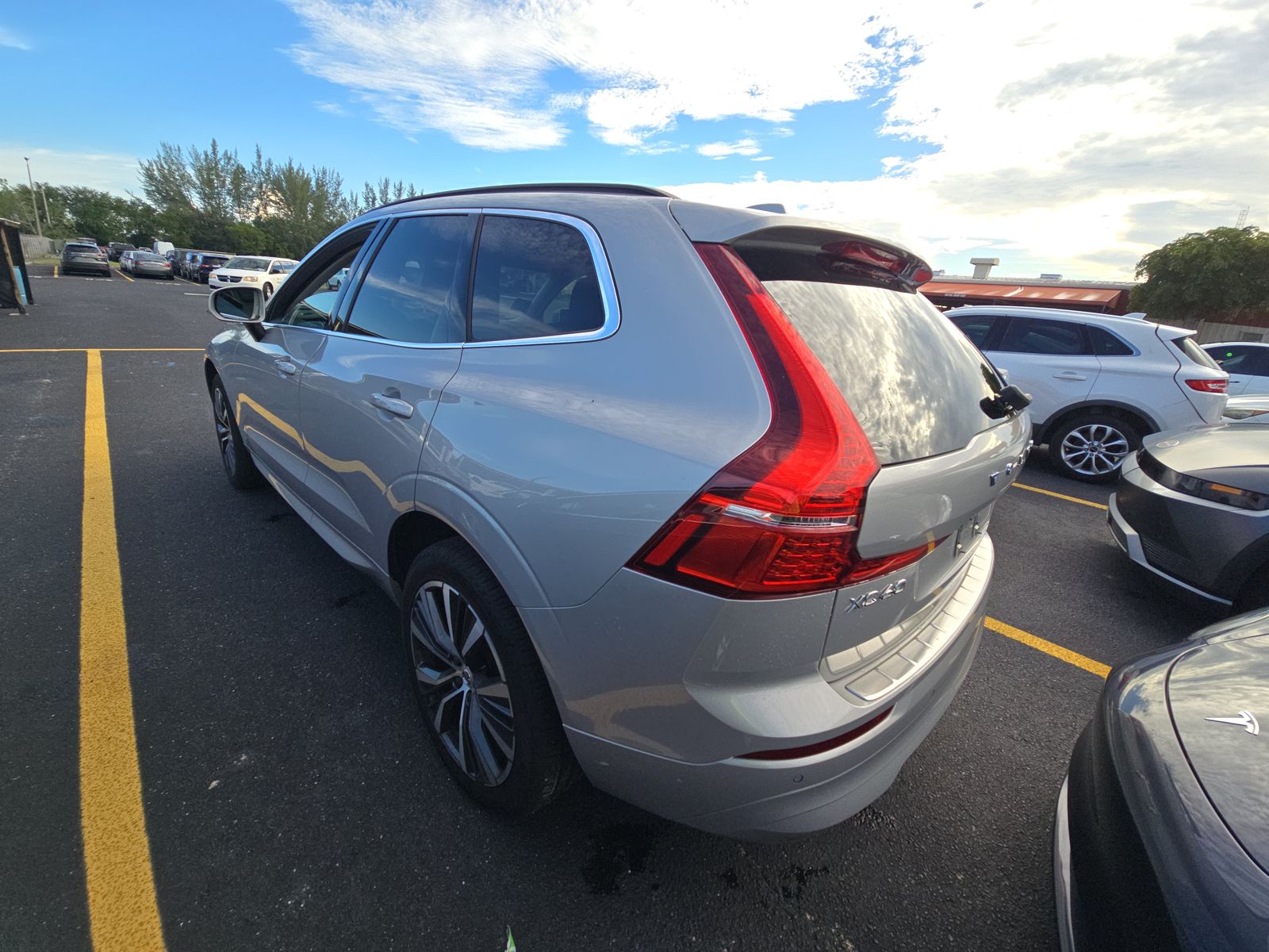 2022 Volvo XC60 B5 Momentum FWD