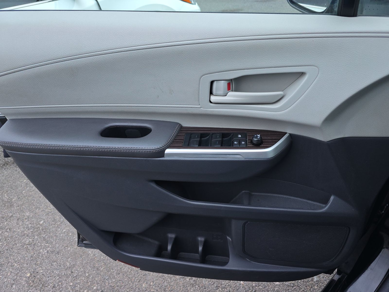 2024 Toyota Sienna LE FWD