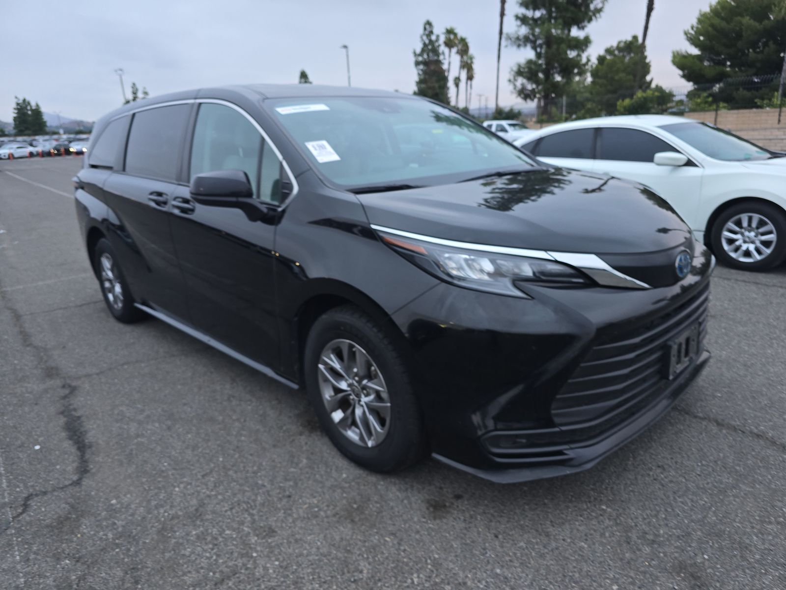 2024 Toyota Sienna LE FWD
