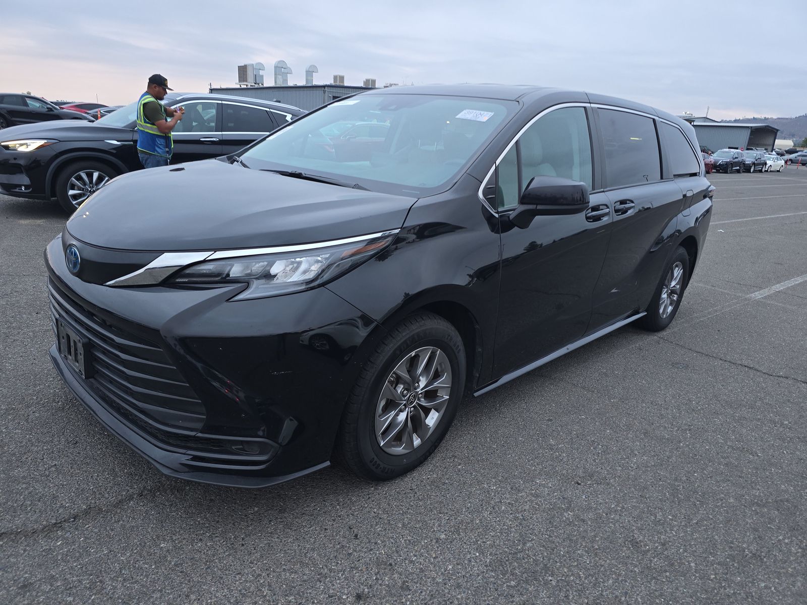2024 Toyota Sienna LE FWD