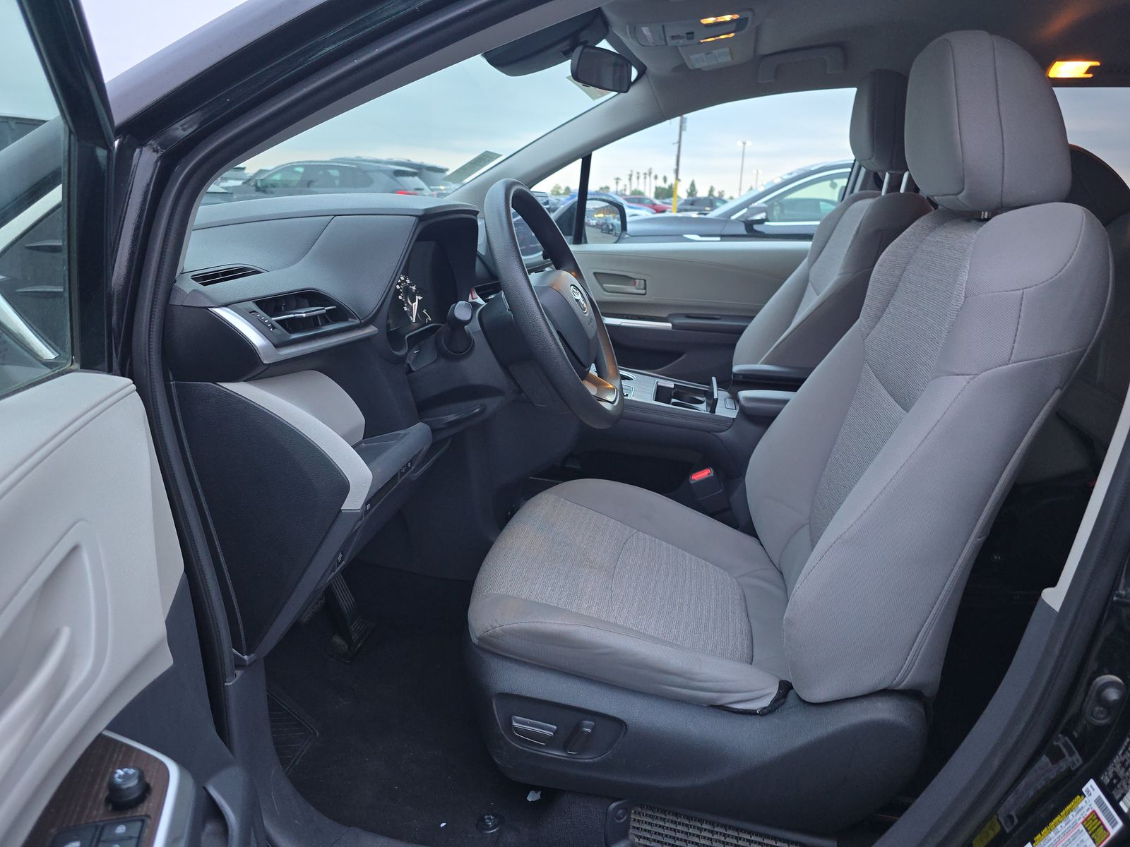 2024 Toyota Sienna LE FWD