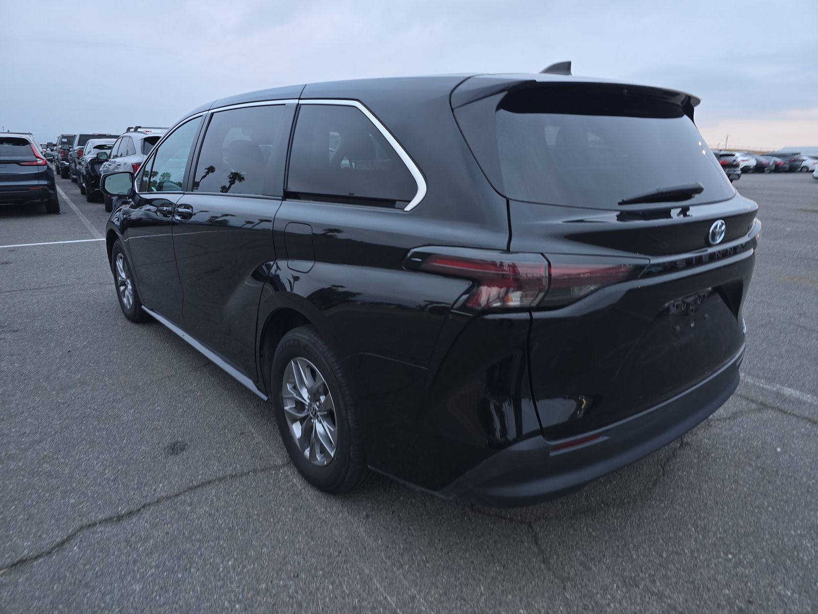2024 Toyota Sienna LE FWD