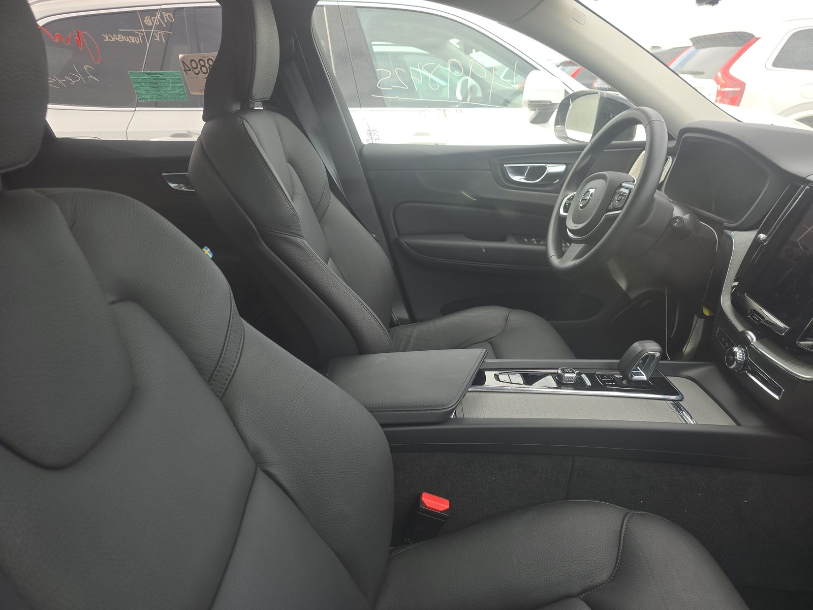 2025 Volvo XC60 B5 Plus AWD