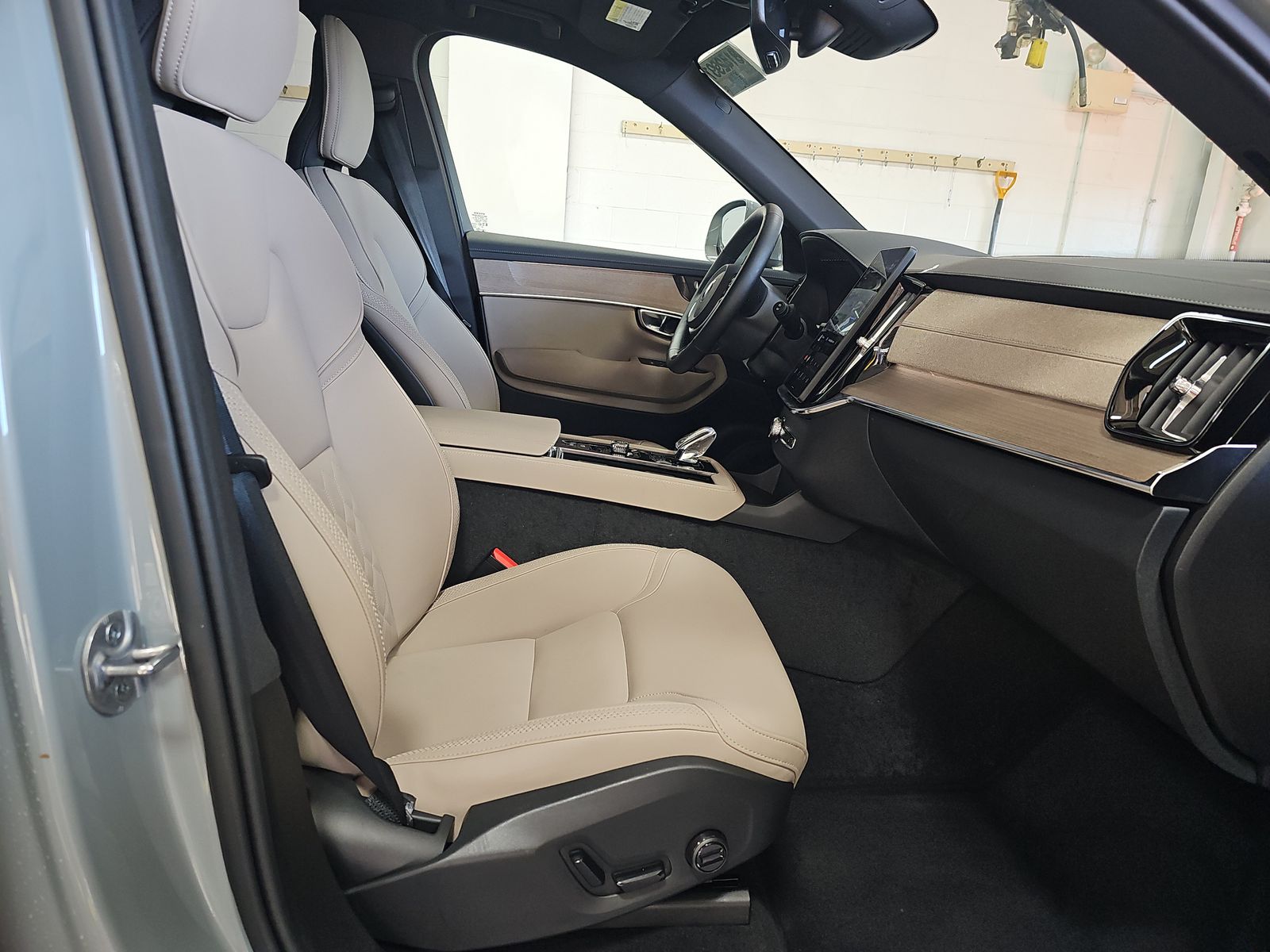 2025 Volvo XC90 B6 Plus AWD