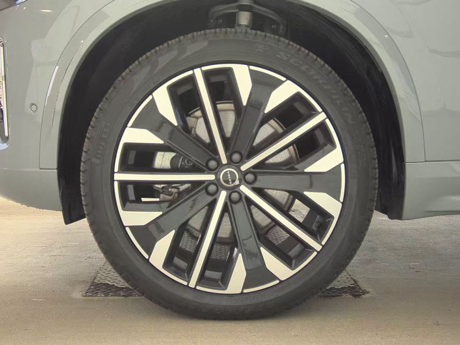 2025 Volvo XC90 B6 Plus AWD