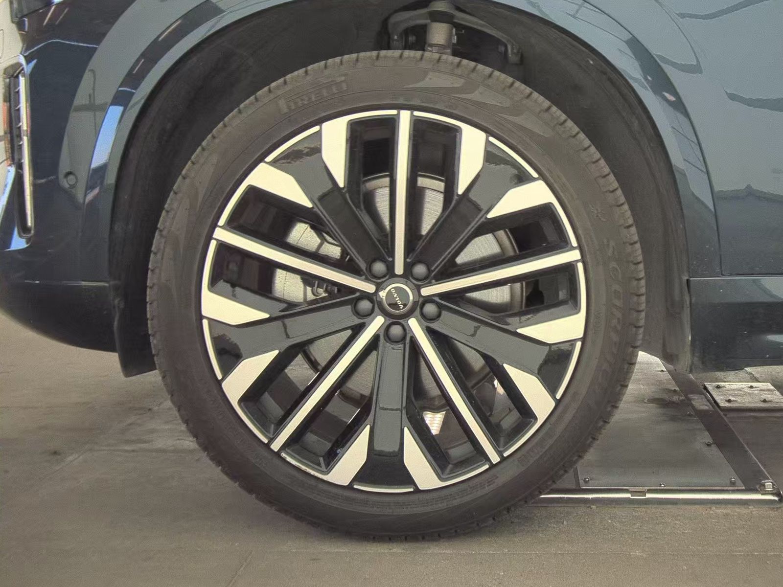 2025 Volvo XC90 B6 Plus AWD