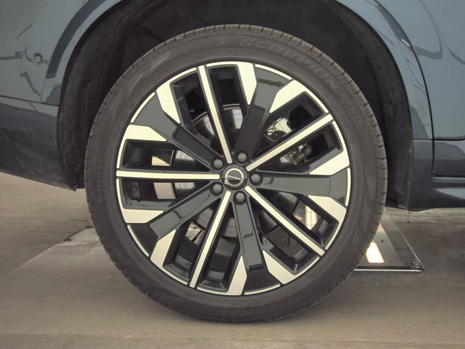 2025 Volvo XC90 B6 Plus AWD