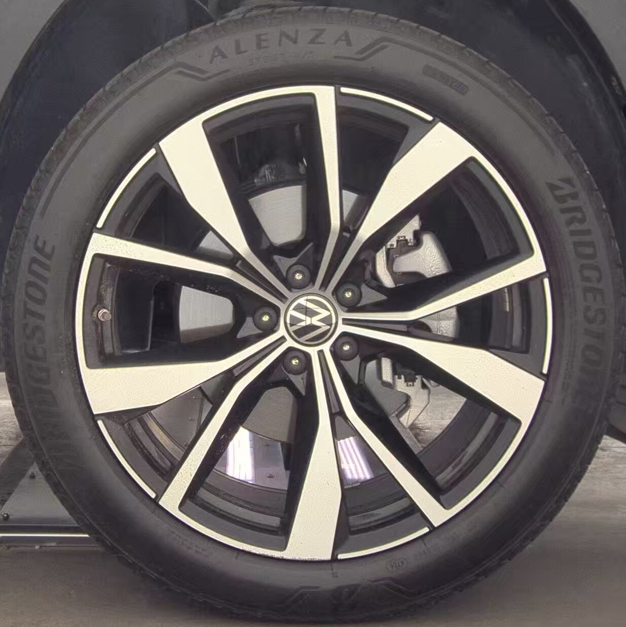 2025 Volkswagen Atlas 2.0T SEL Premium R-Line AWD