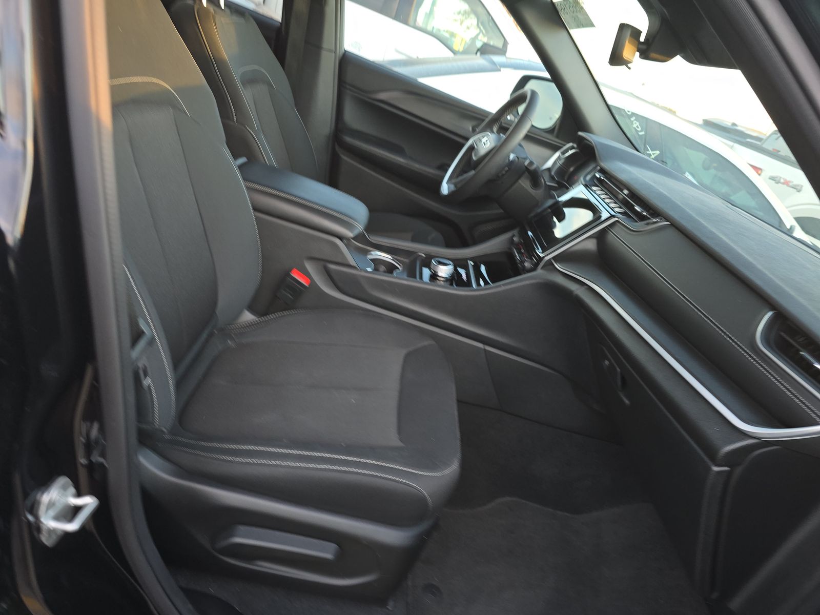 2024 Jeep Grand Cherokee Laredo AWD