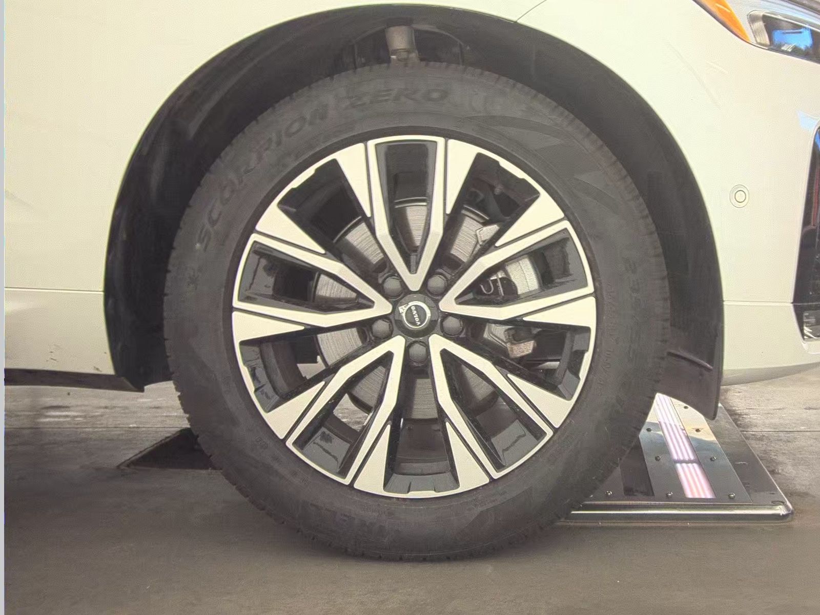 2025 Volvo XC60 B5 Plus AWD