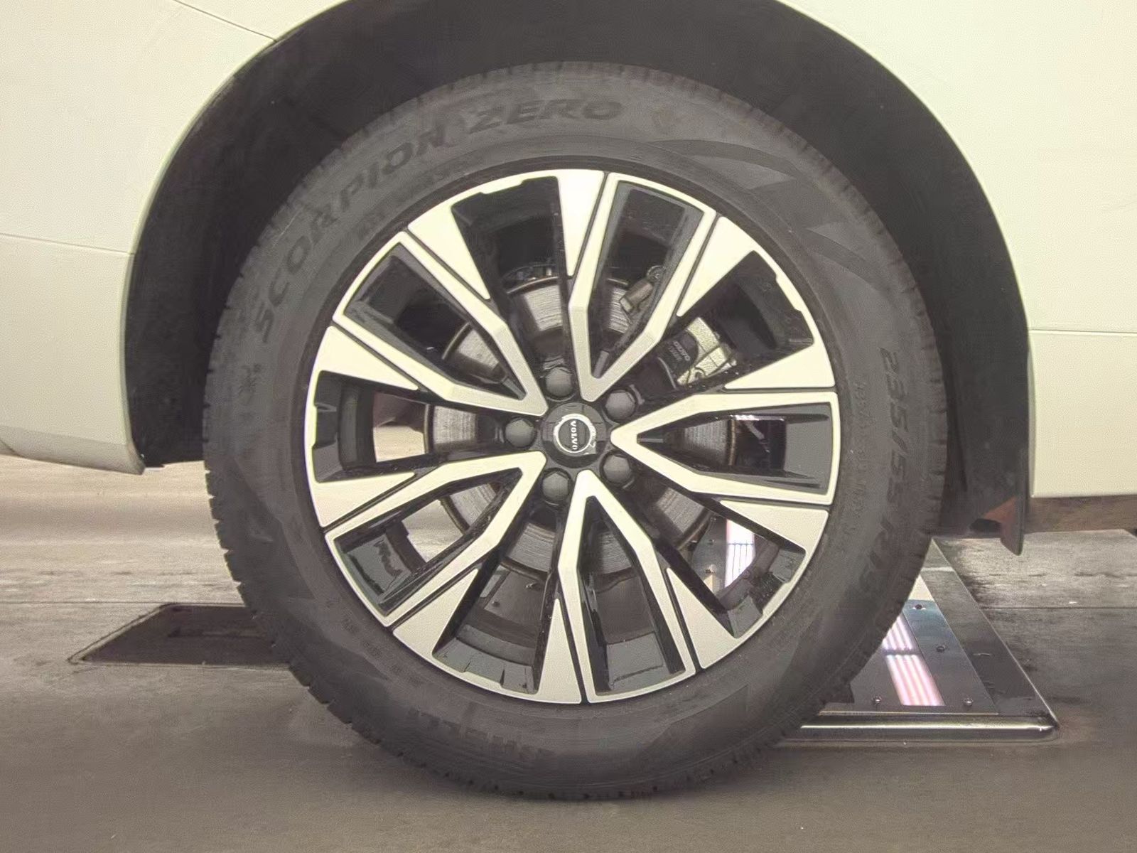 2025 Volvo XC60 B5 Plus AWD