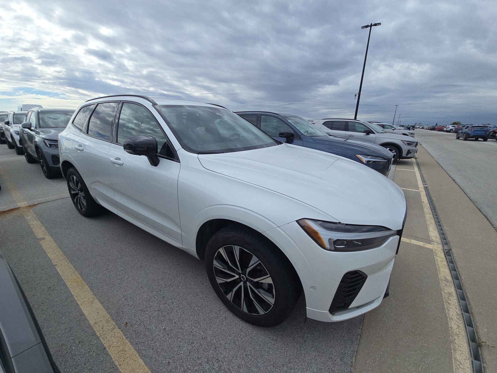 2025 Volvo XC60 B5 Plus AWD