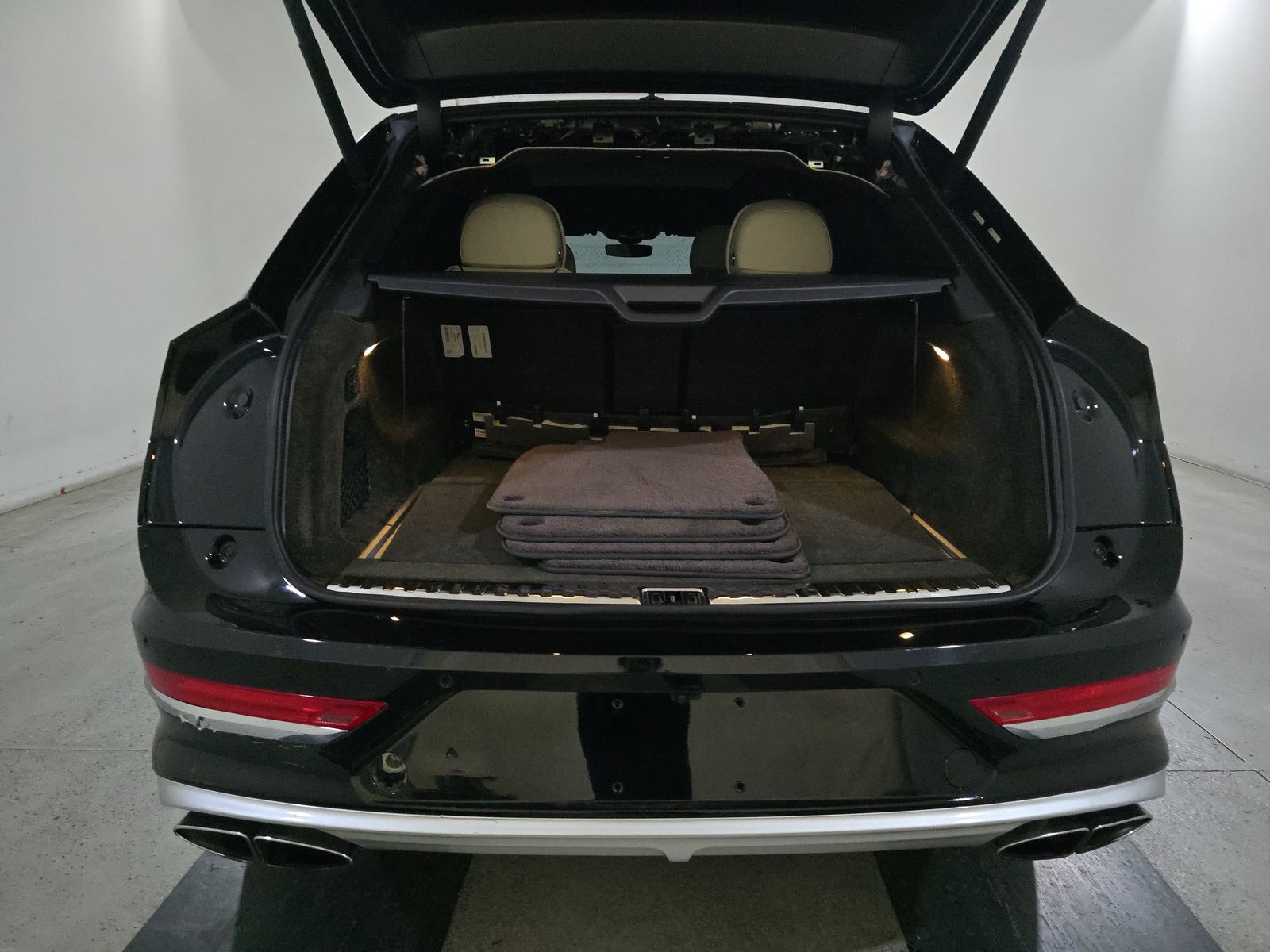 2023 Bentley Bentayga EWB Azure AWD