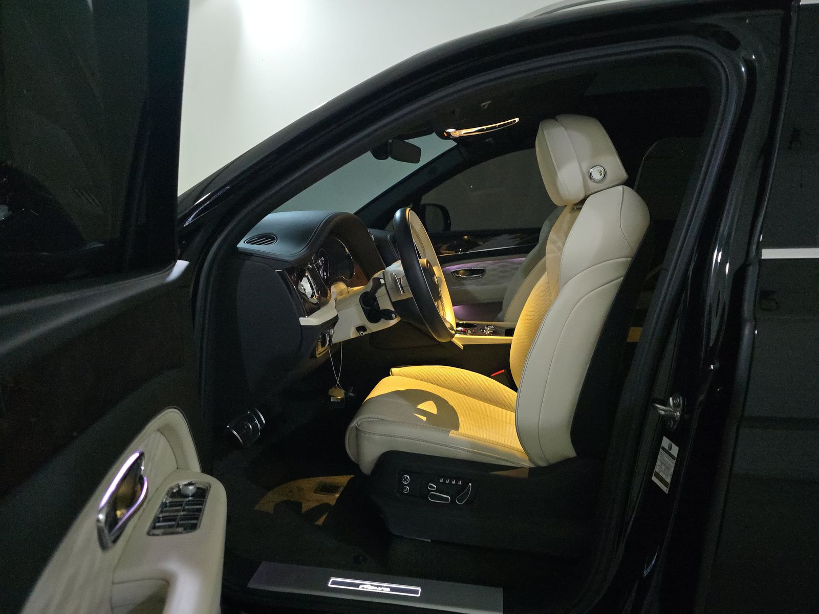 2023 Bentley Bentayga EWB Azure AWD