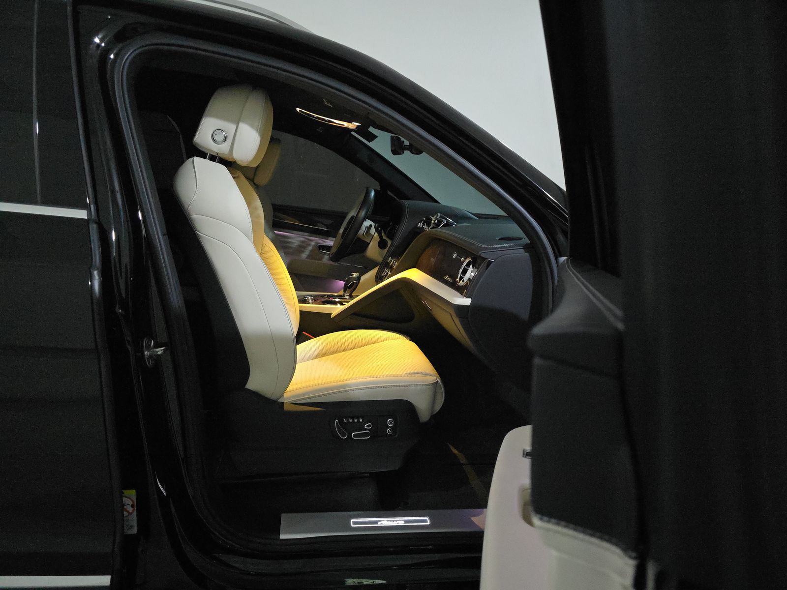 2023 Bentley Bentayga EWB Azure AWD