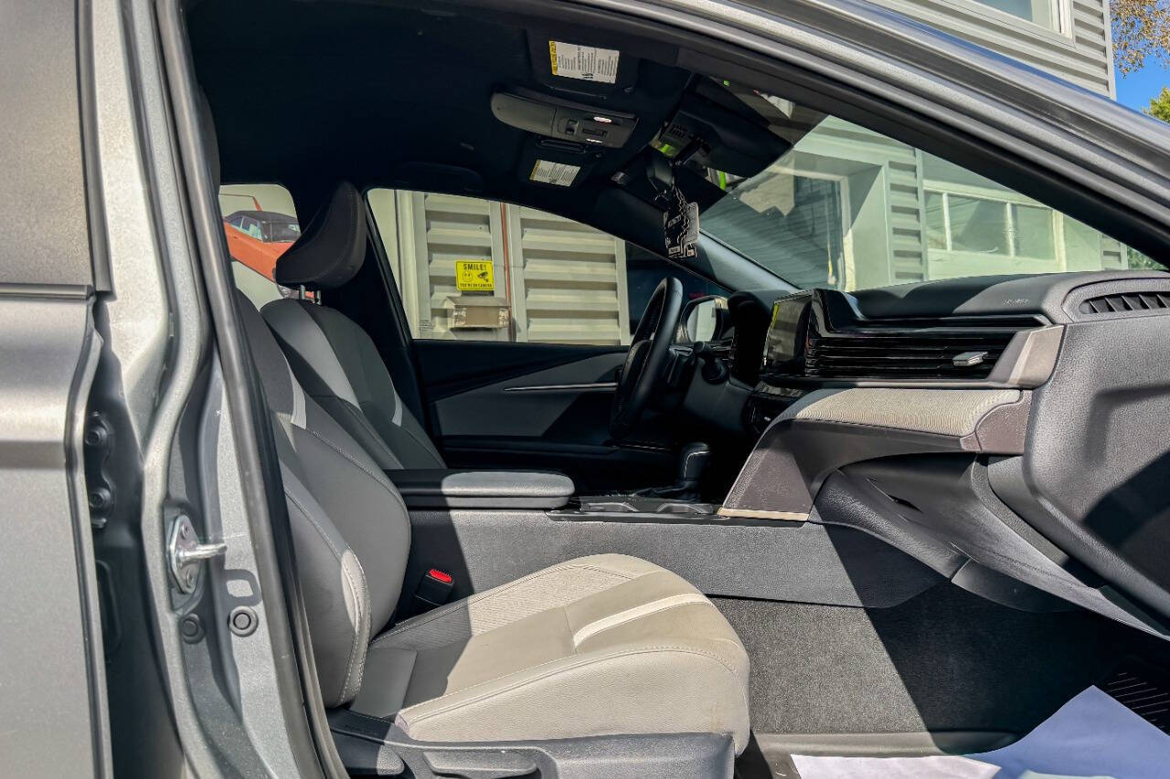 2025 Toyota Camry SE AWD