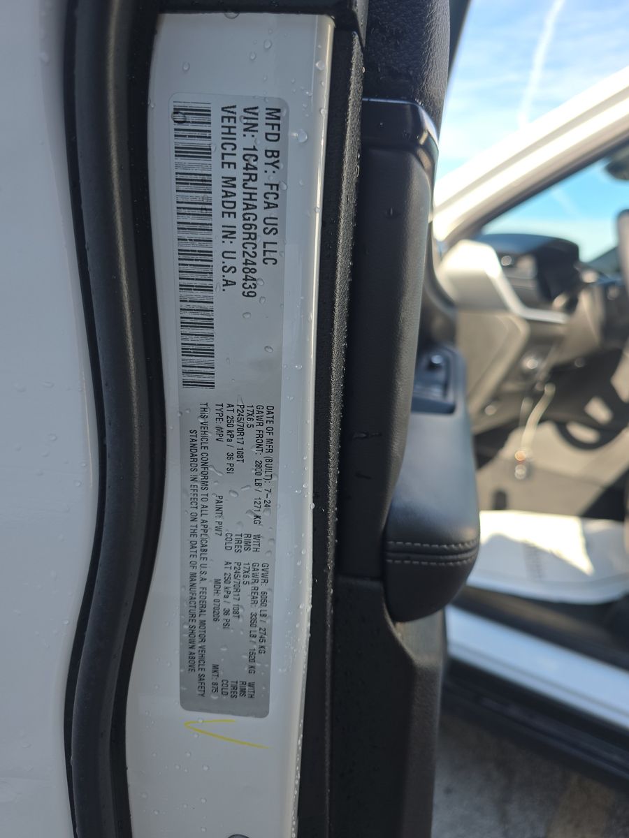 2024 Jeep Grand Cherokee Laredo AWD