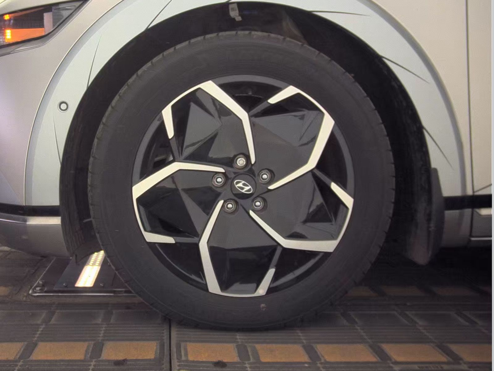 HYUNDAI LIMITED - 10