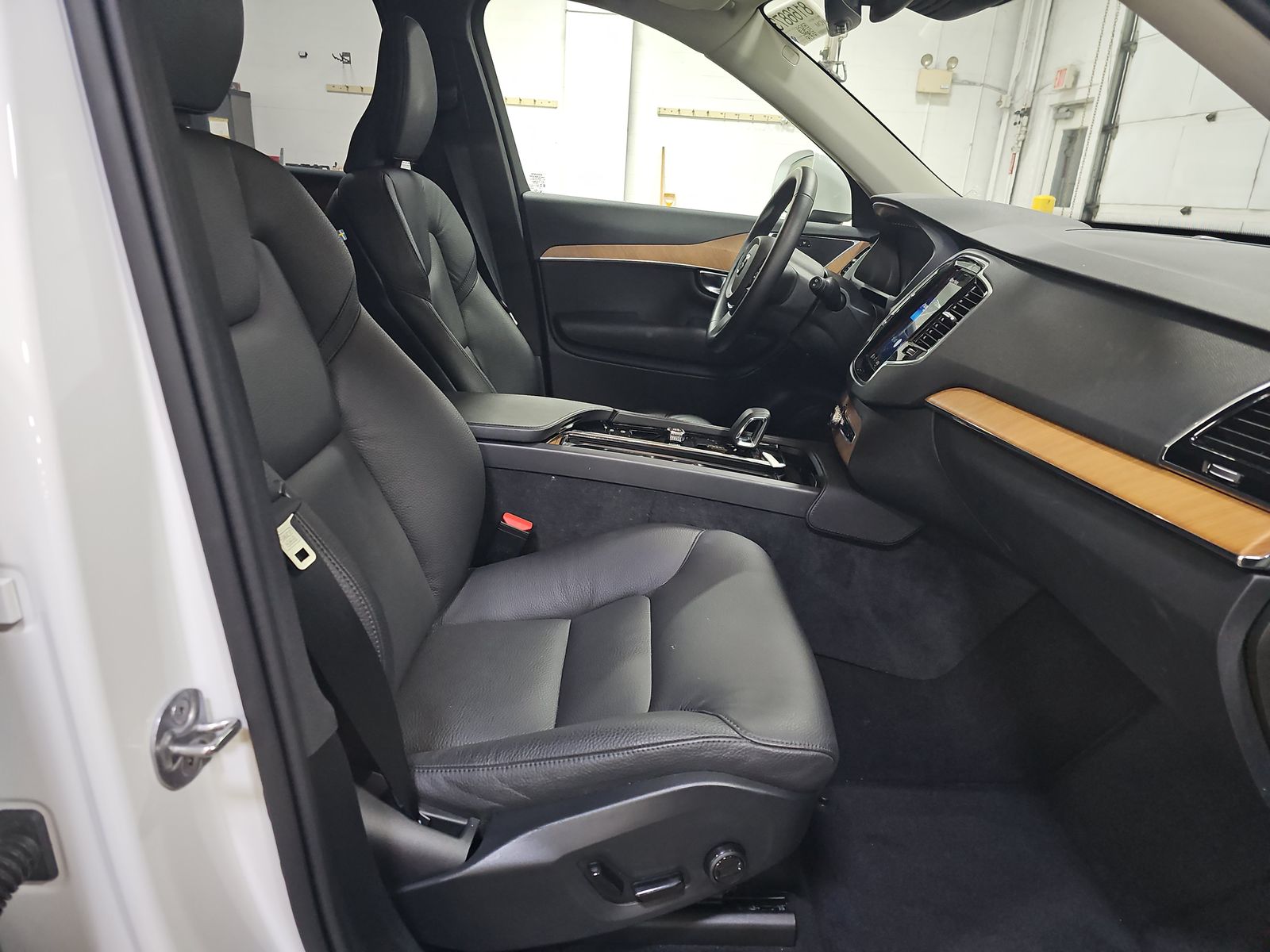 2025 Volvo XC90 B6 Plus AWD