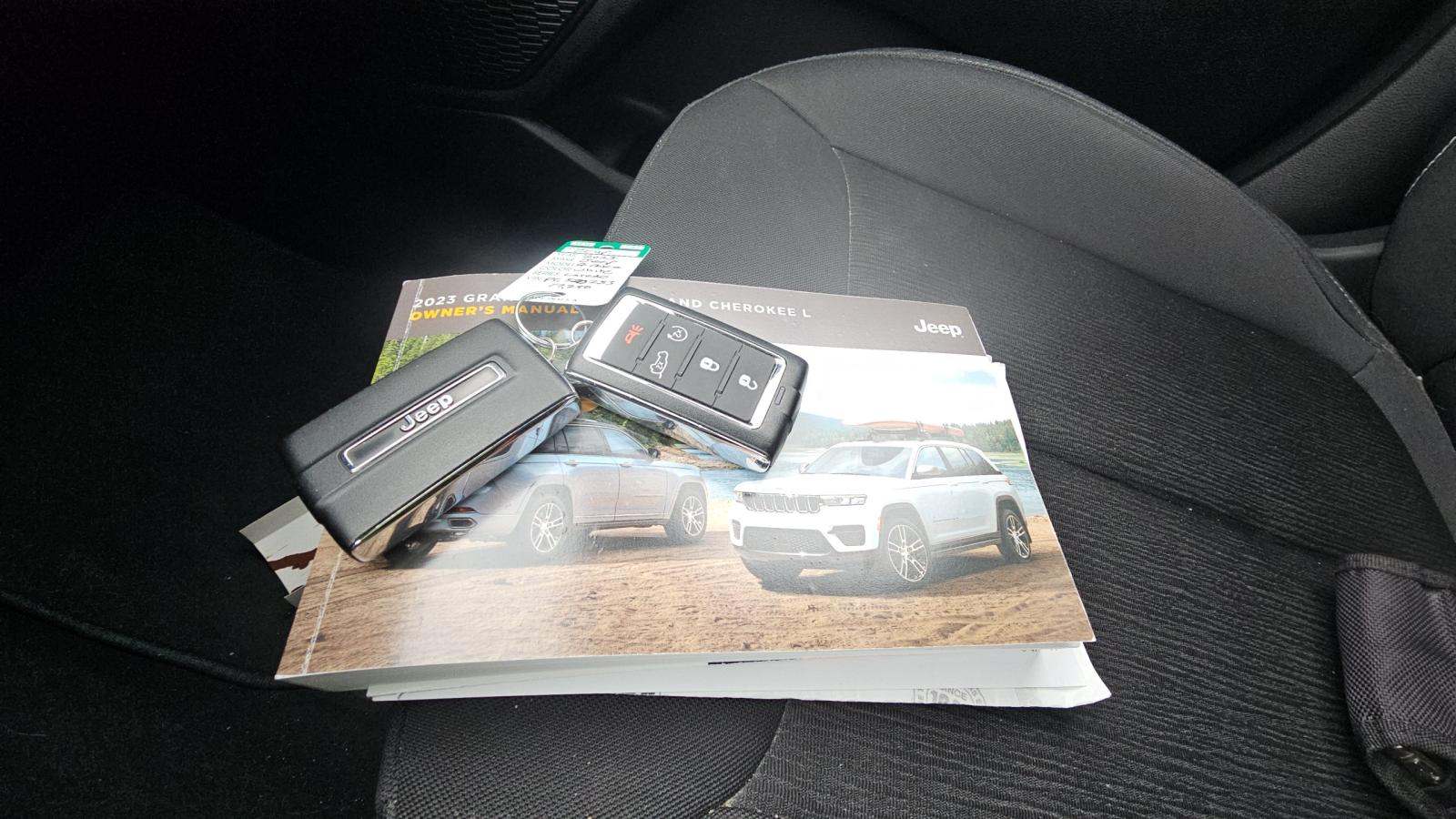 2023 Jeep Grand Cherokee Laredo AWD