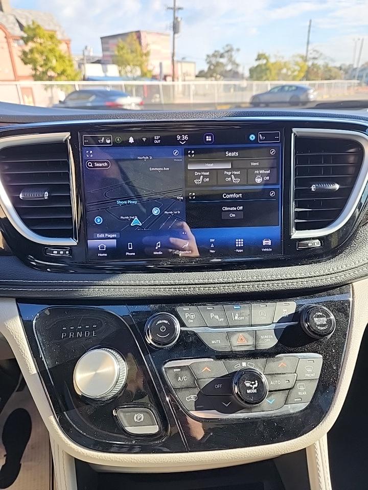 2022 Chrysler Pacifica Limited FWD