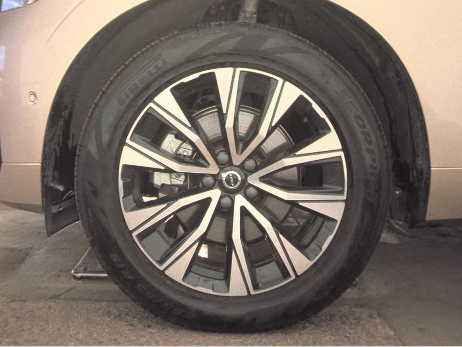 2025 Volvo XC60 B5 Plus AWD