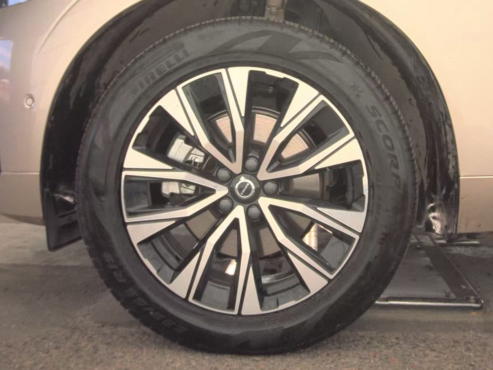 2025 Volvo XC60 B5 Plus AWD