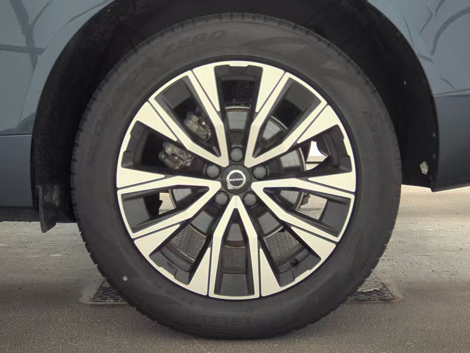 2024 Volvo XC60 B5 Plus AWD