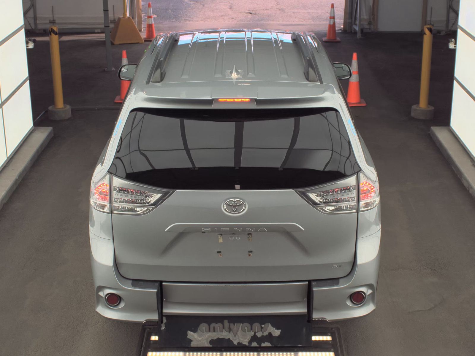 2020 Toyota Sienna SE FWD