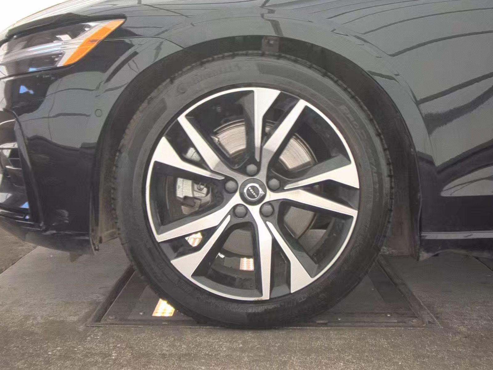 2024 Volvo S60 B5 Plus Dark Theme AWD