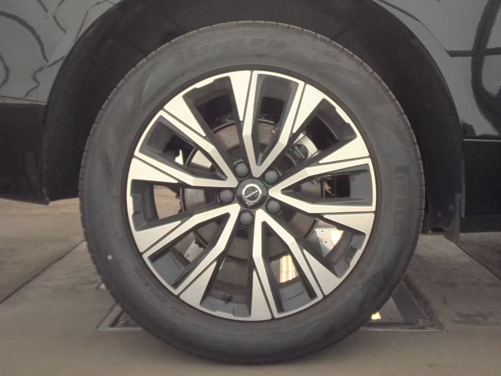 2025 Volvo XC60 B5 Plus AWD