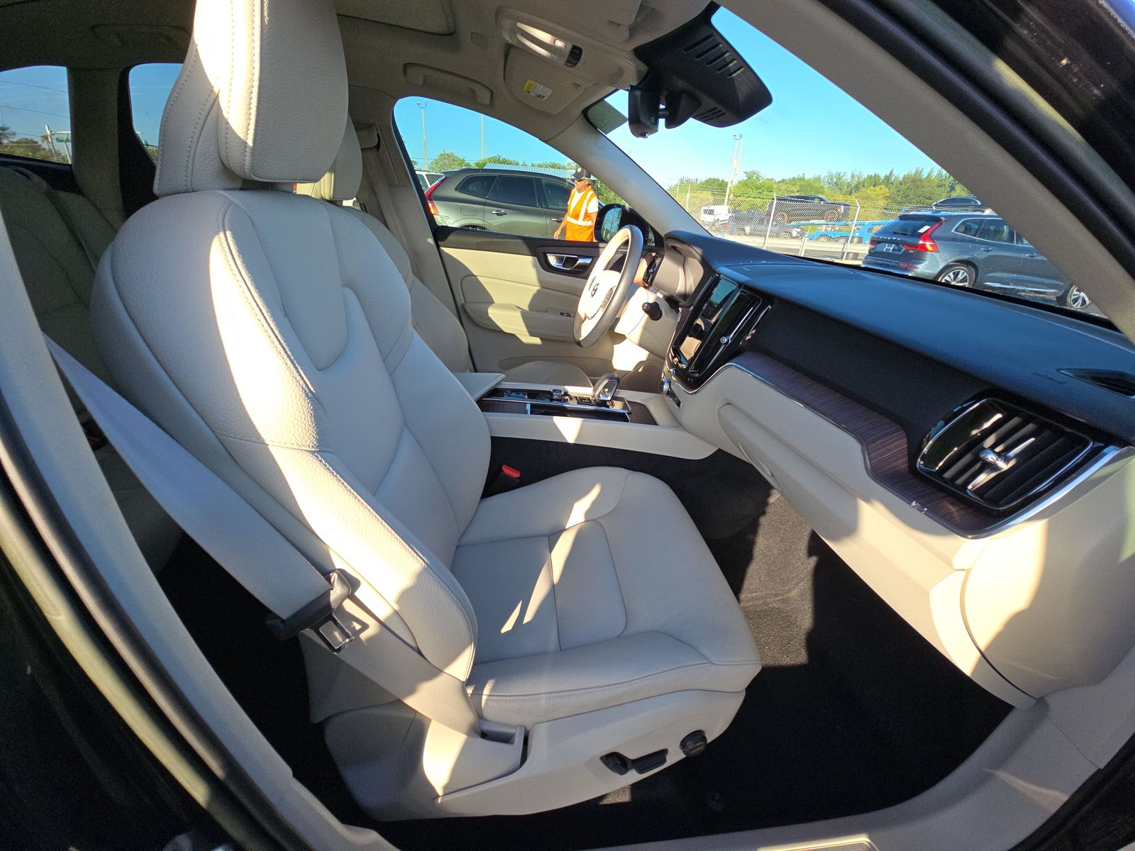 2022 Volvo XC60 B5 Momentum FWD