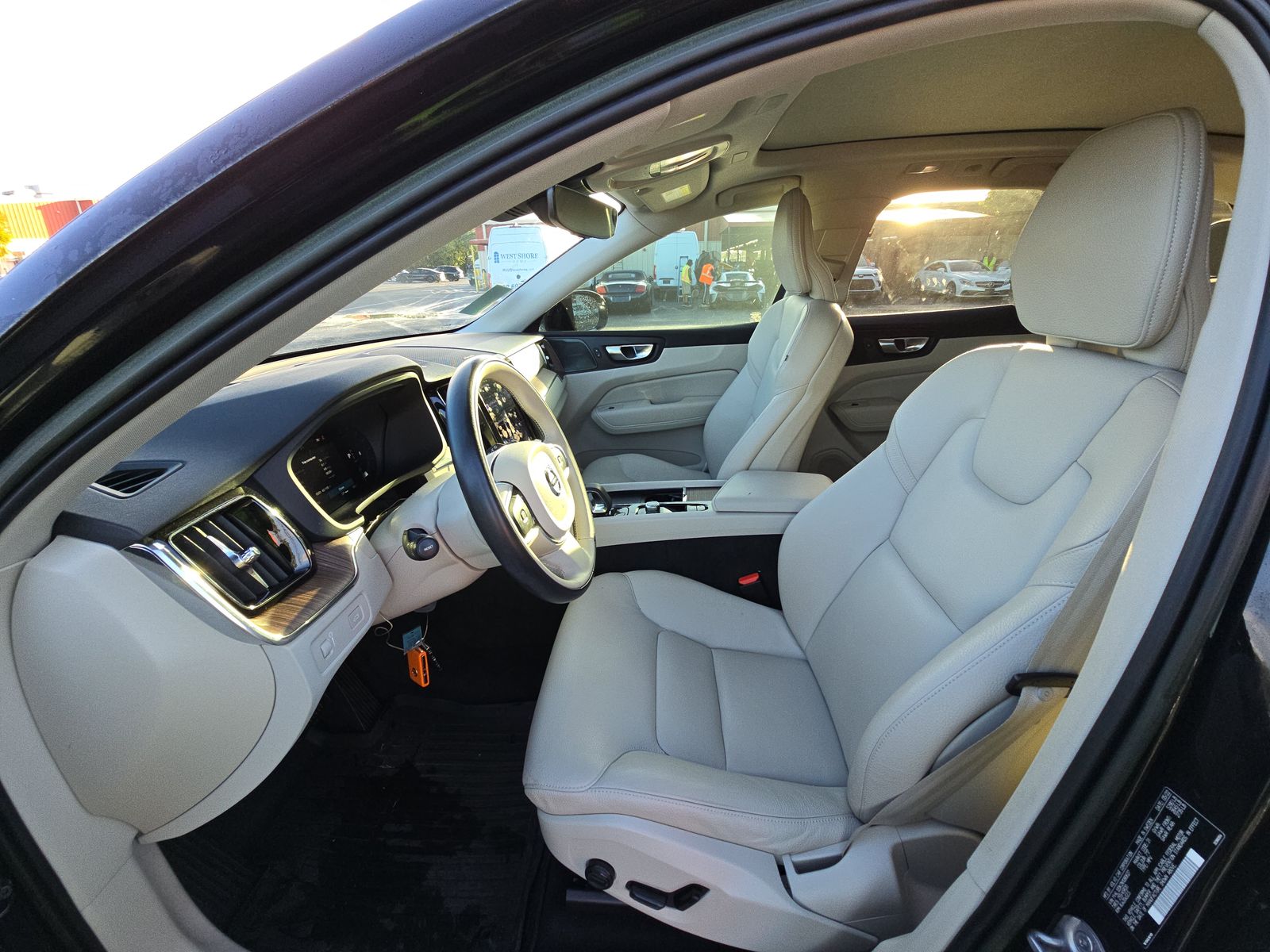 2022 Volvo XC60 B5 Momentum FWD