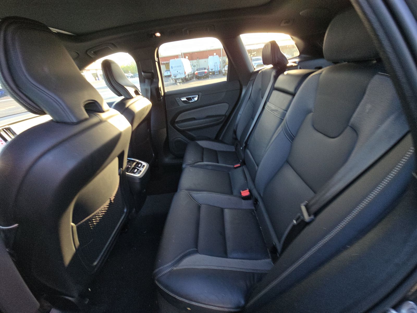 2022 Volvo XC60 B5 R-Design FWD