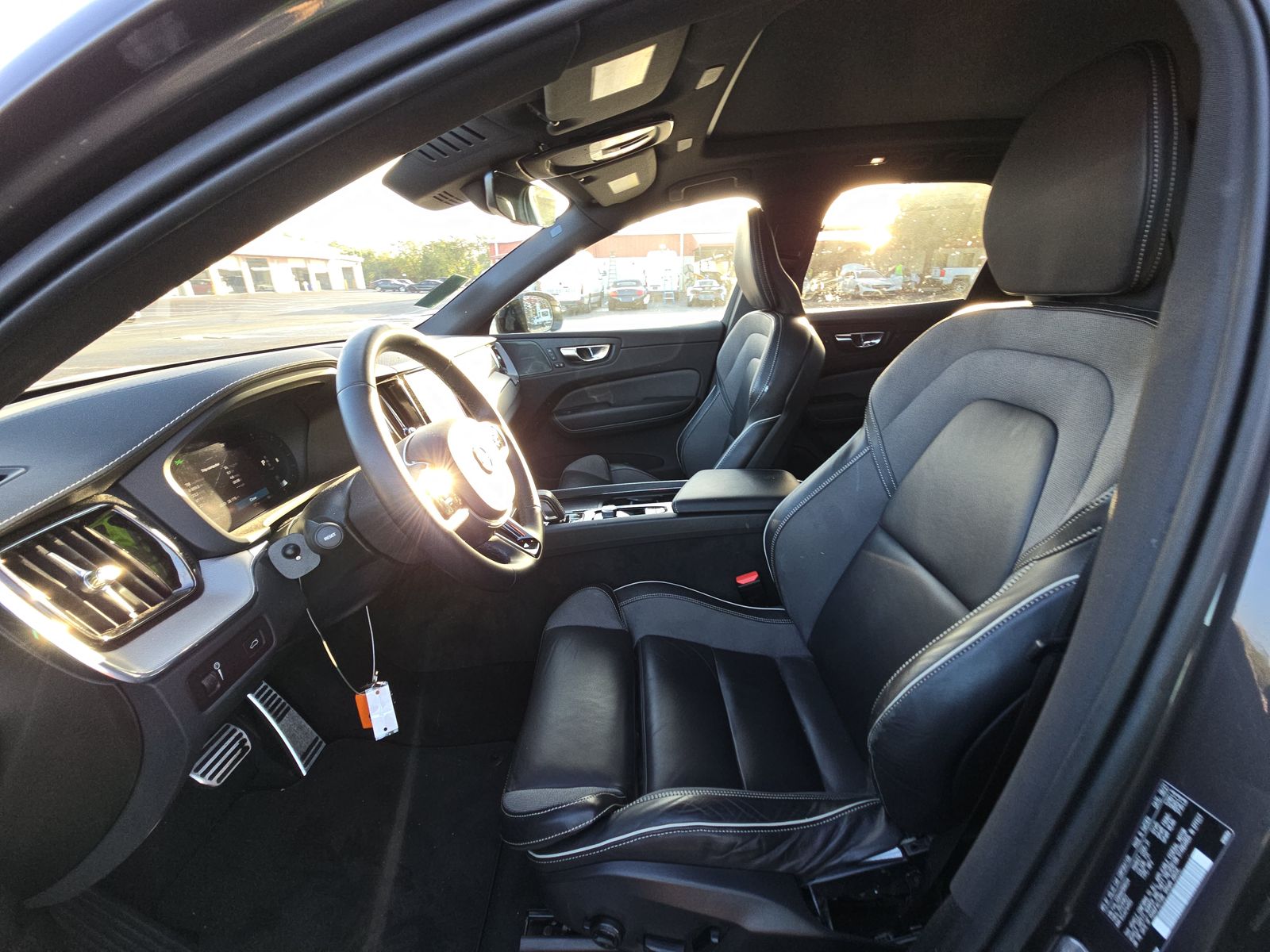 2022 Volvo XC60 B5 R-Design FWD