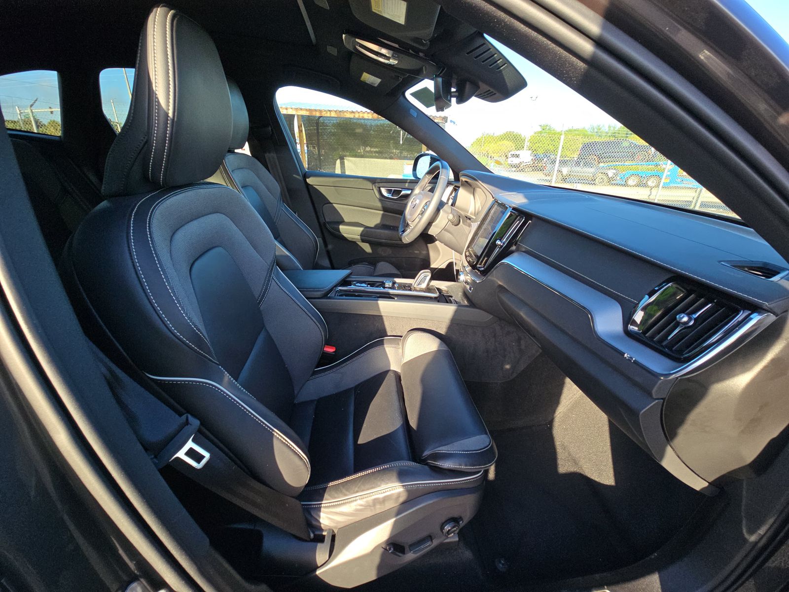 2022 Volvo XC60 B5 R-Design FWD