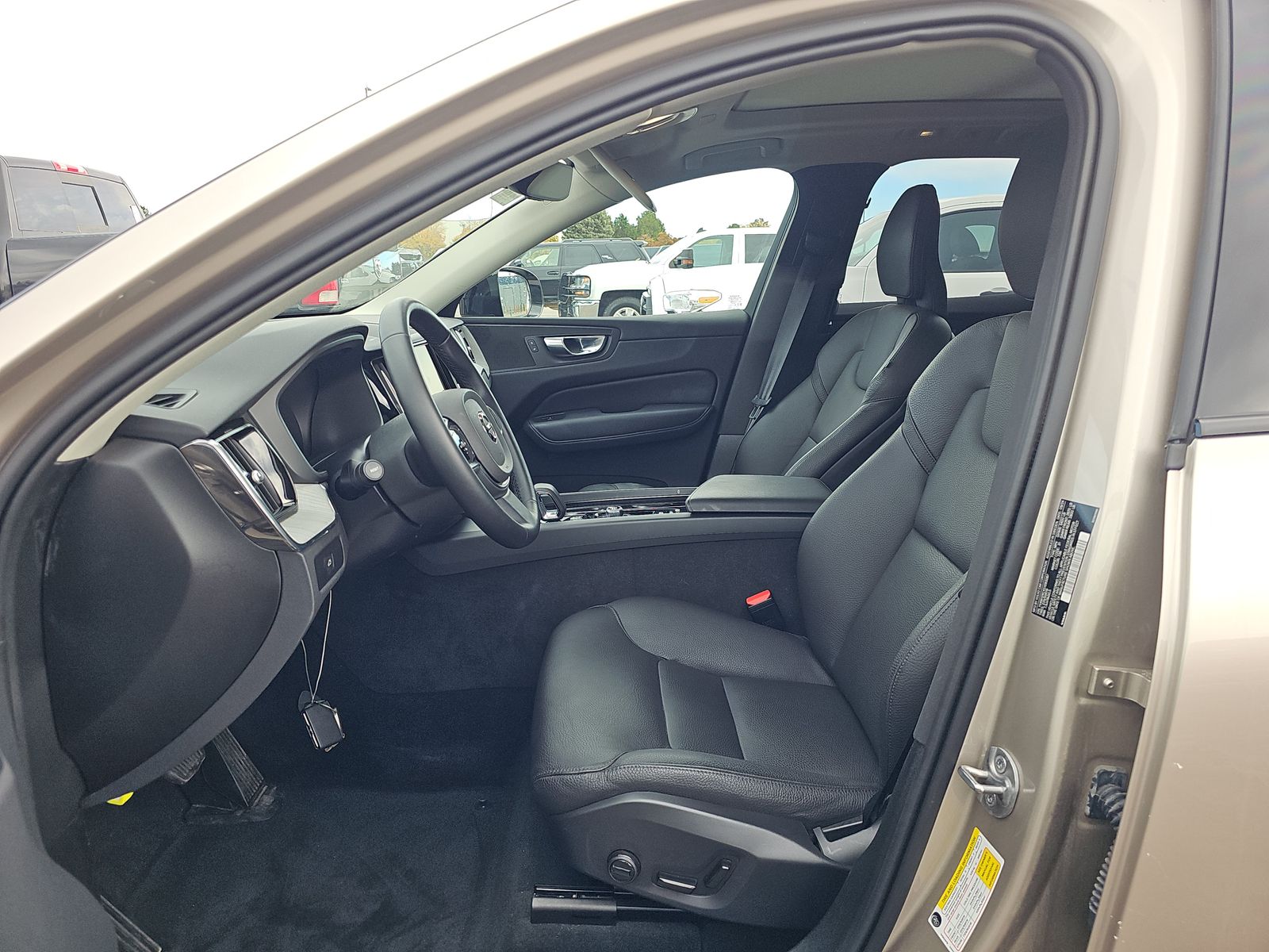 2025 Volvo XC60 B5 Plus AWD